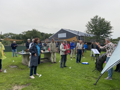 904957 Afbeelding van leden van het Utrechtse koor De Steegzangers die oefenen in de openlucht en met anderhalve meter ...